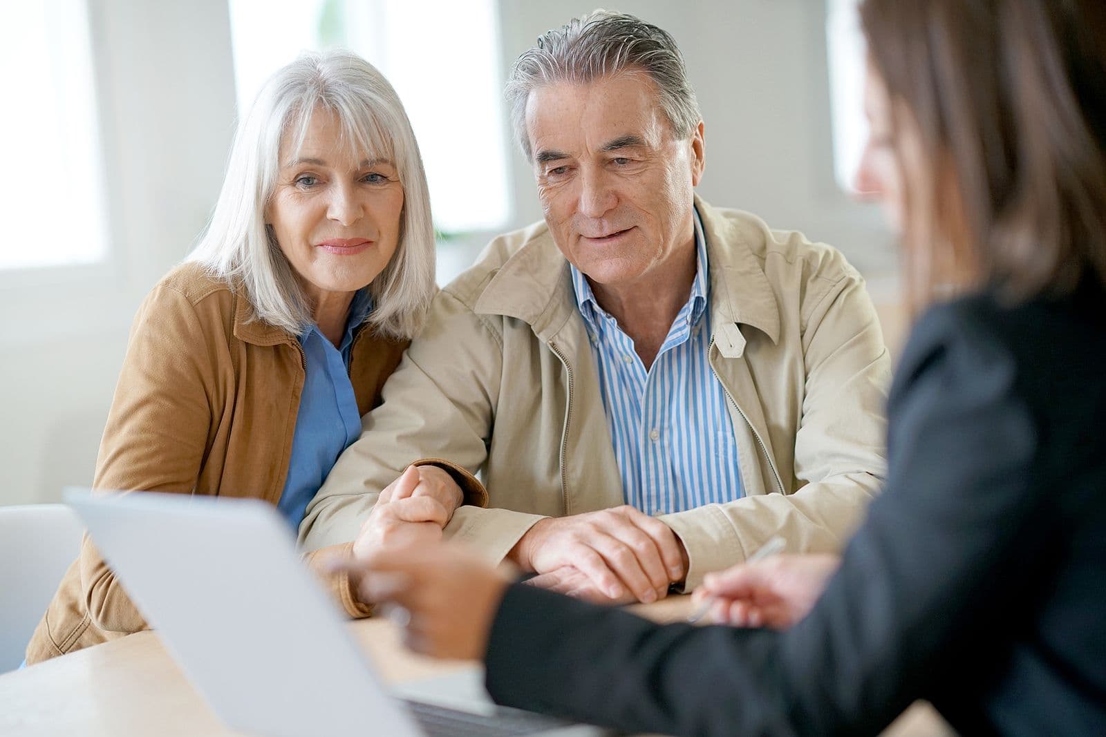 Senior-couple-meeting-financia
